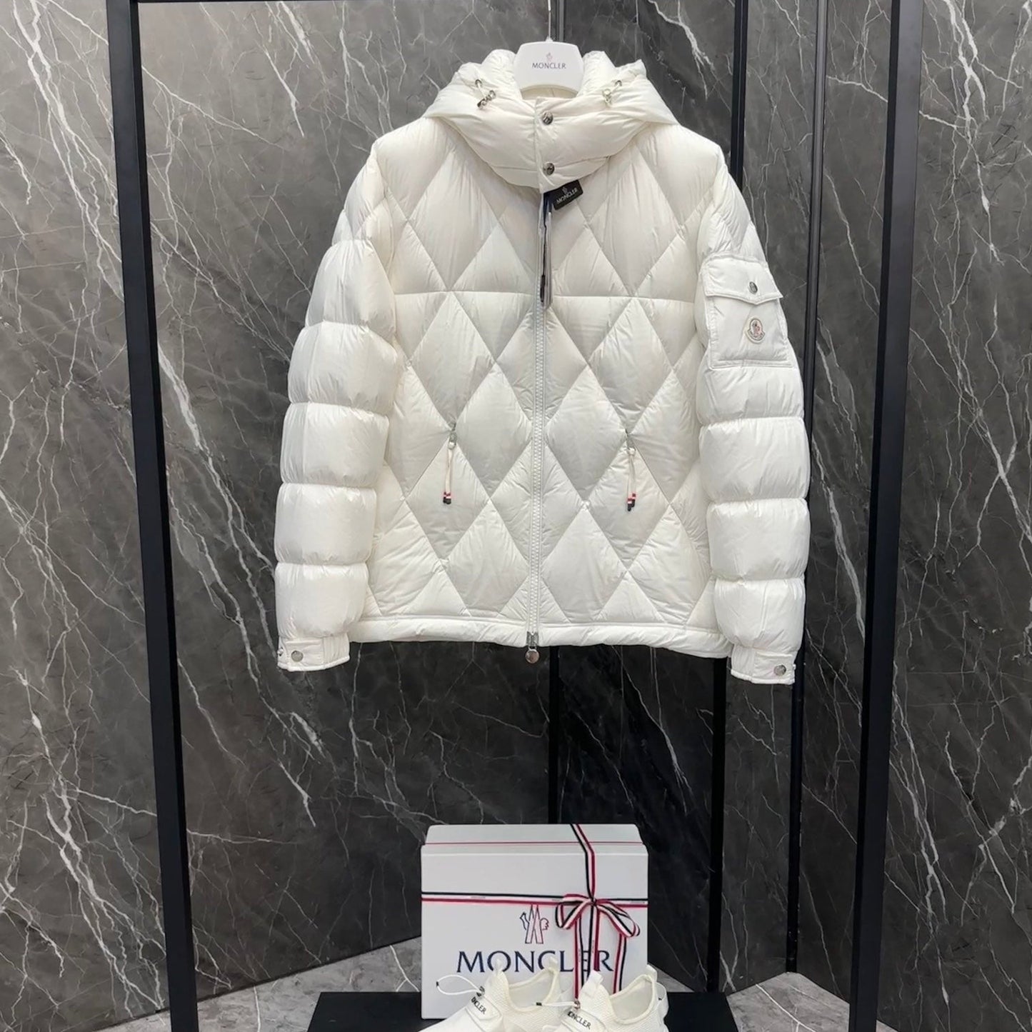 Moncler Style Women’s Short Down Jacket In White – Style 051