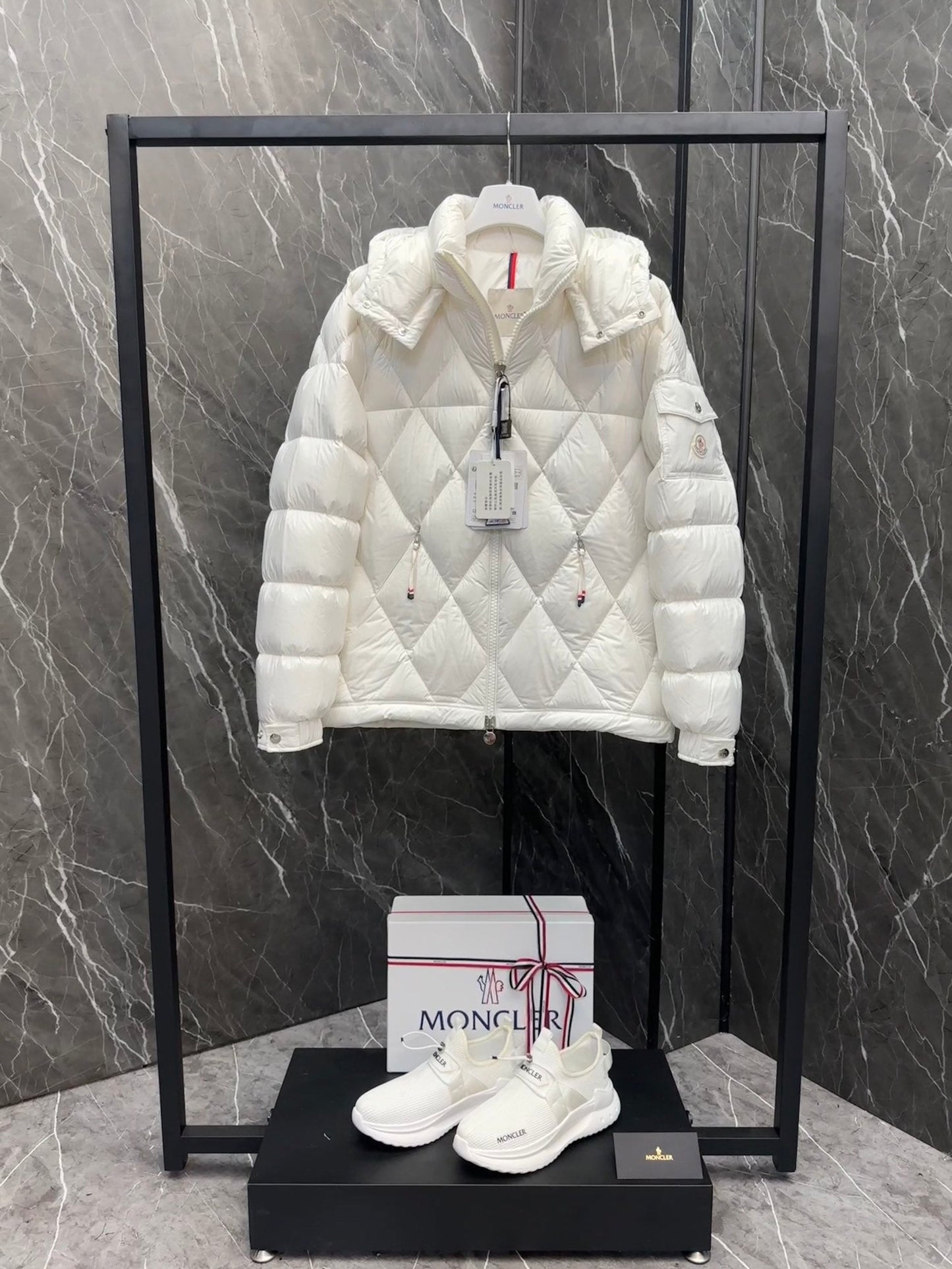 Moncler Style Women’s Short Down Jacket In White – Style 051