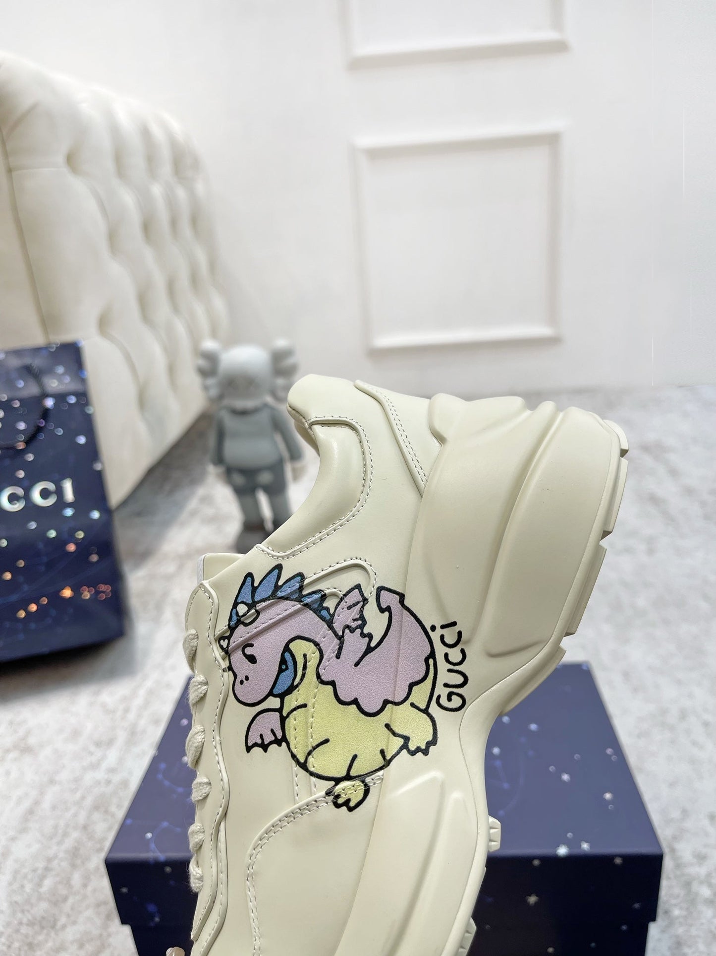 GG RHYTON TRAINER WHITE LAMBSKIN WITH PURPLE DINO MOTIF