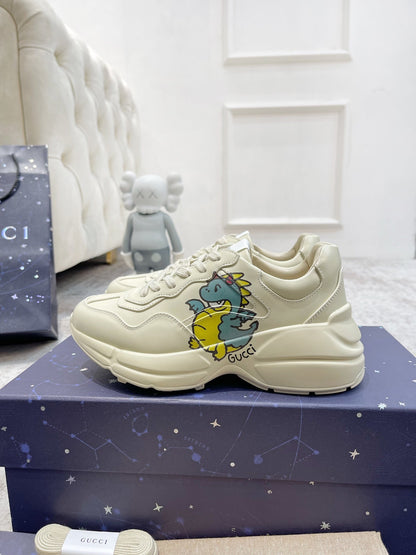 GG RHYTON TRAINER WHITE LAMBSKIN WITH SKY DINO MOTIF