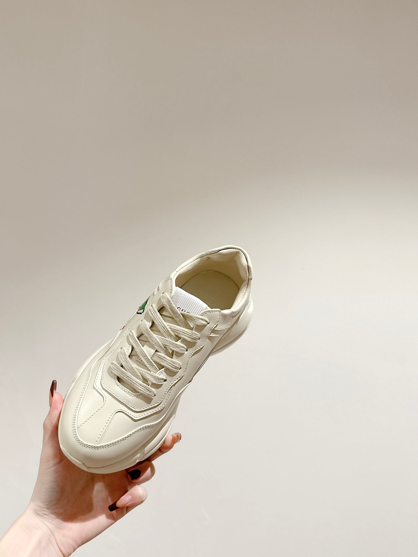 GG RHYTON TRAINER WHITE CALFSKIN WITH APPLE MOTIF