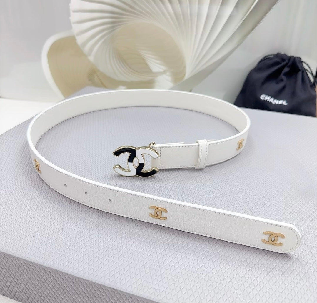 CC BELT 30 MM WHITE CALFSKIN GOLD HARDWARE WITH WHITE MIX BLACK LOGO