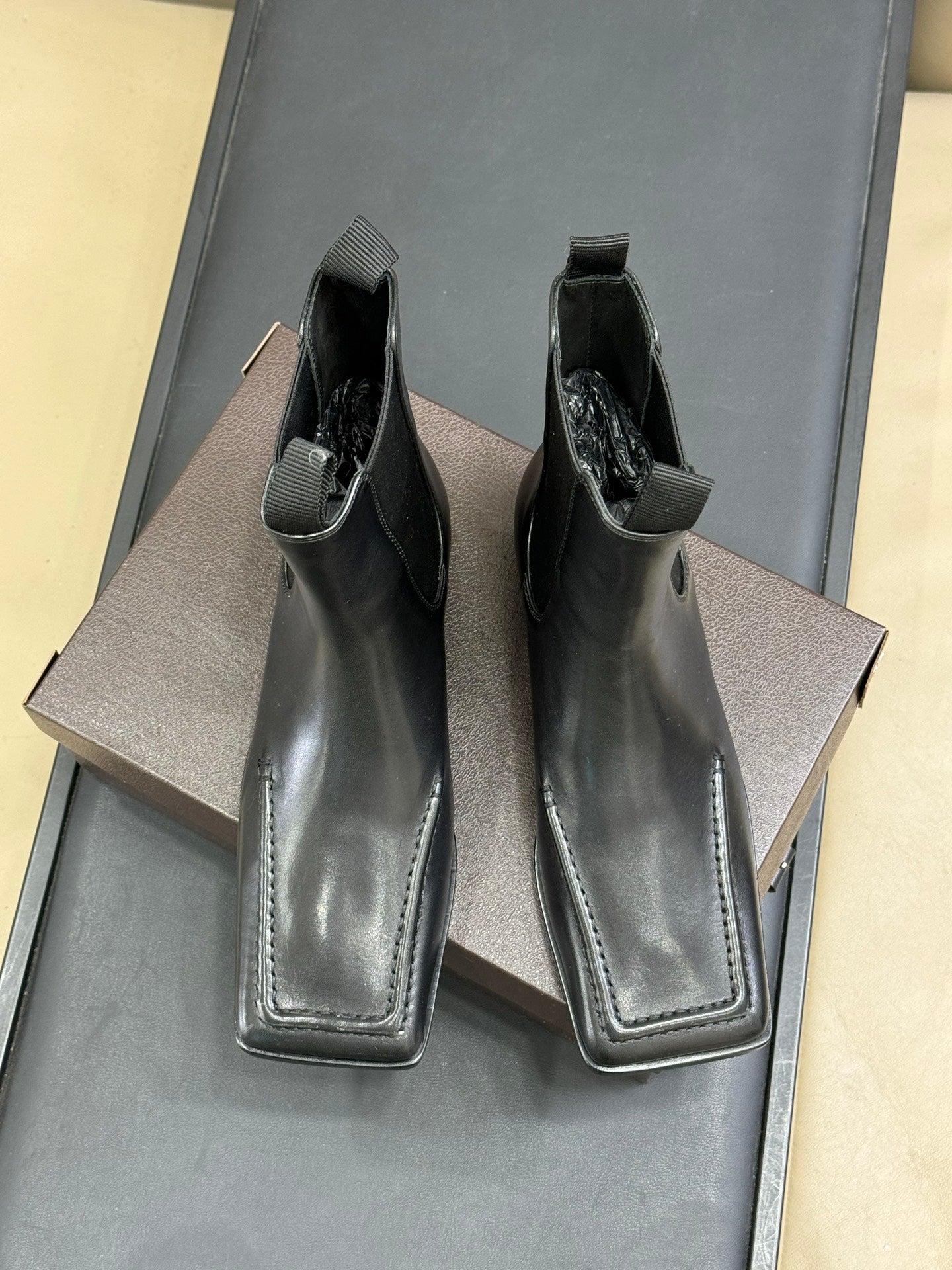 ALAIA 25S SQUARE TOE CHELSEA ANKLE BOOTS SHOES IN BLACK CALFSKIN