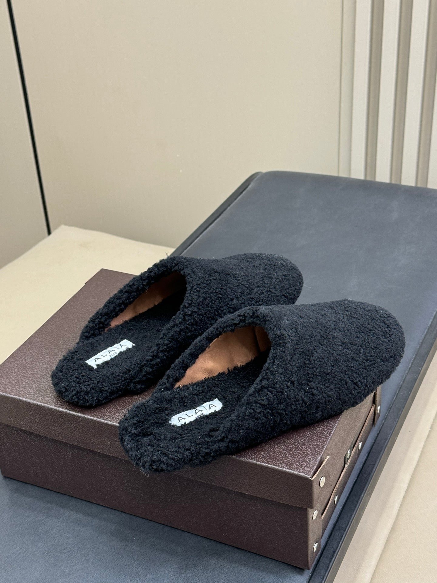 ALAIA 25S SHEARLING COZY SLIPPERS IN BLACK