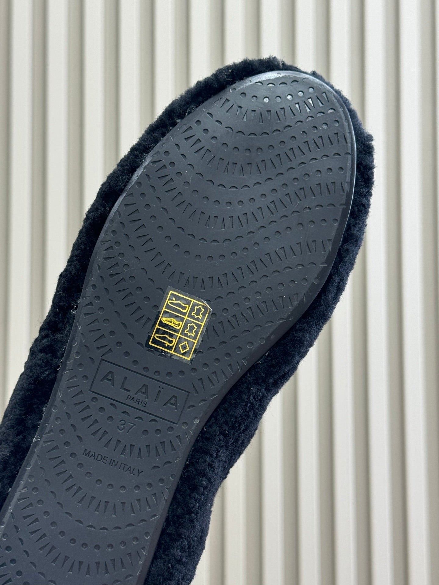 ALAIA 25S SHEARLING COZY SLIPPERS IN BLACK