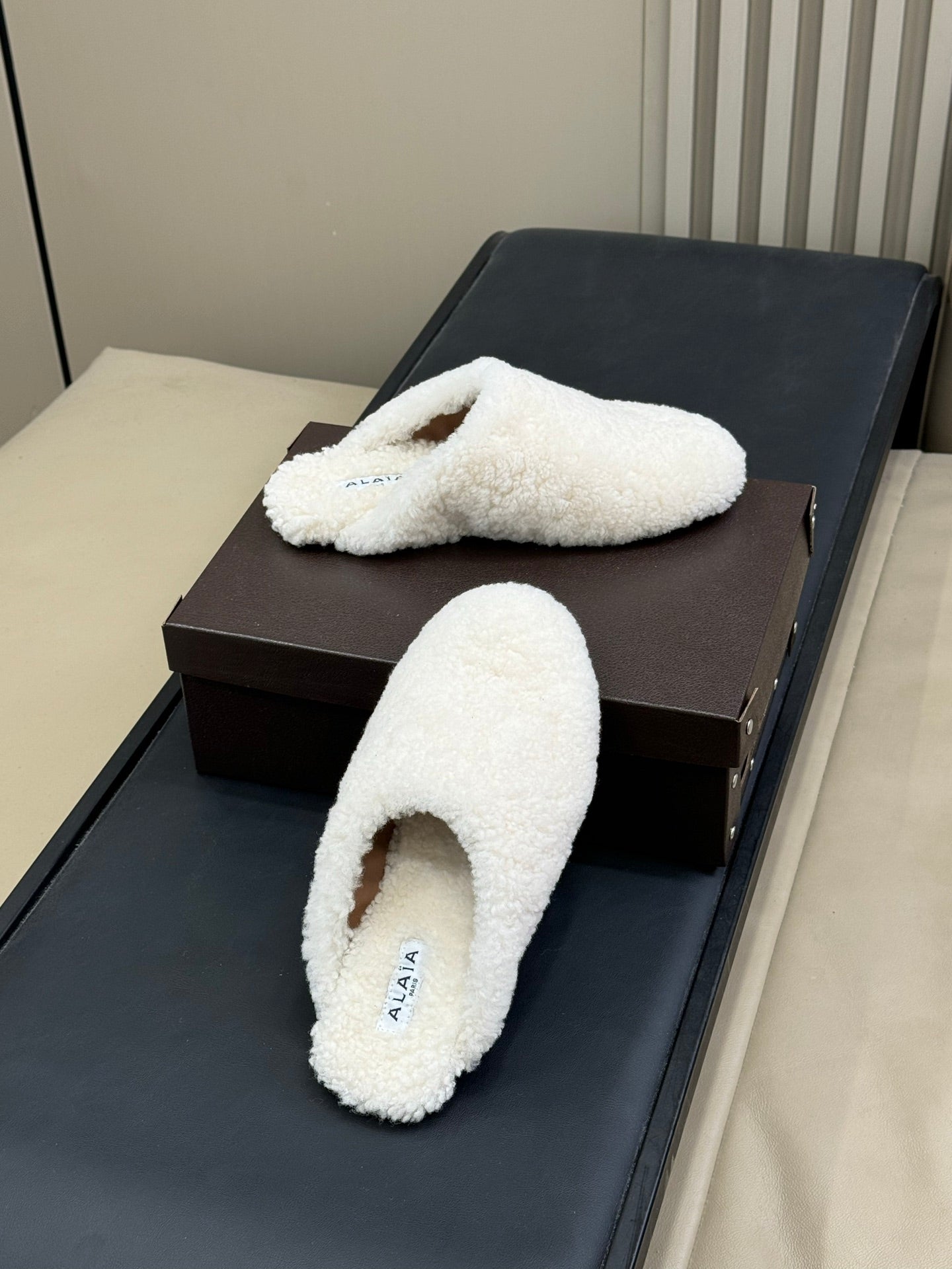 ALAIA 25S SHEARLING COZY SLIPPERS IN WHITE