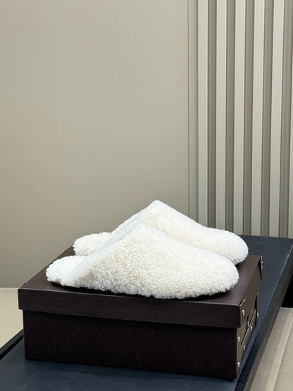 ALAIA 25S SHEARLING COZY SLIPPERS IN WHITE