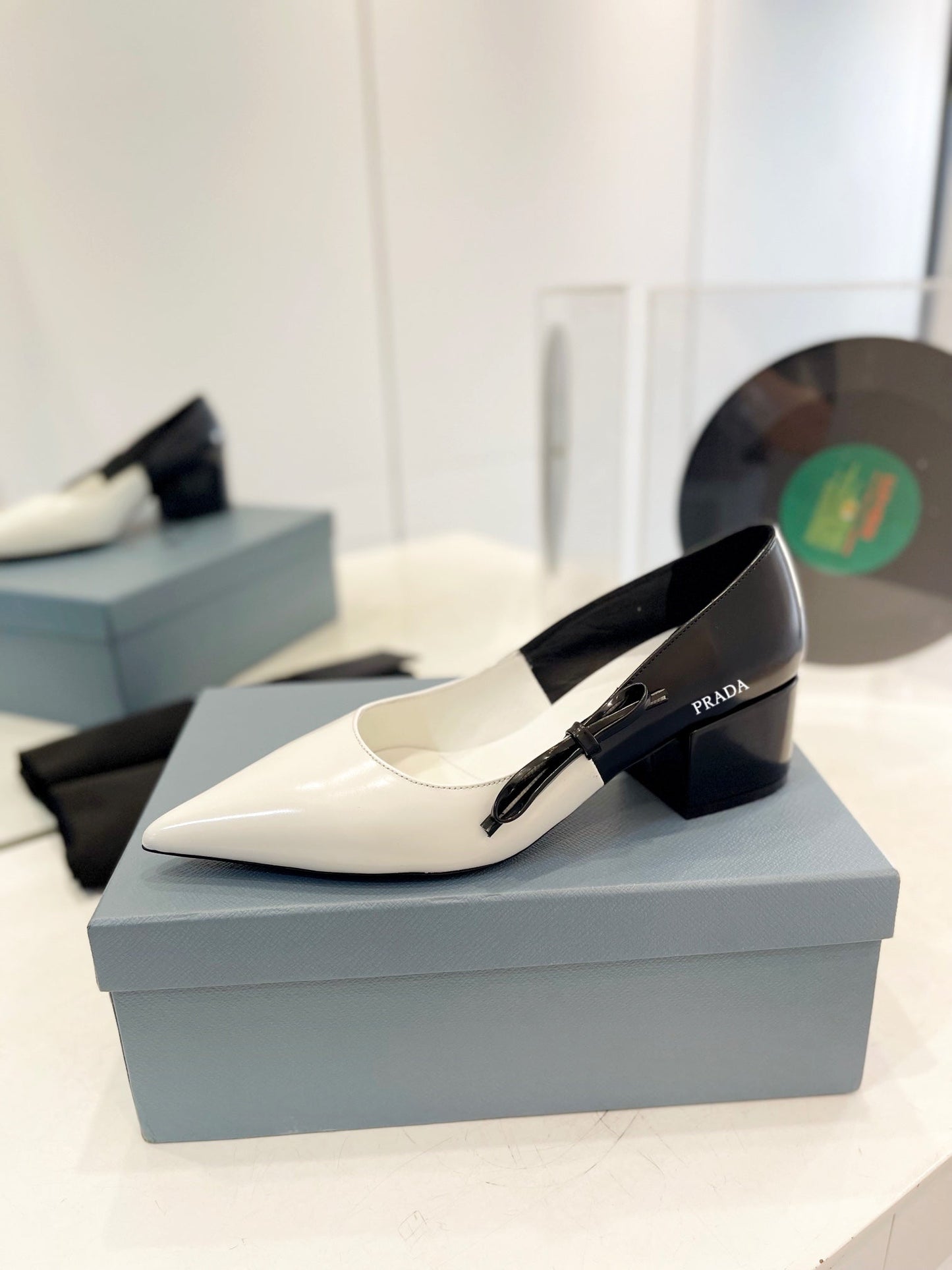 PRA MID - HEELS WHITE AND BLACK LAMBSKIN WITH BOW
