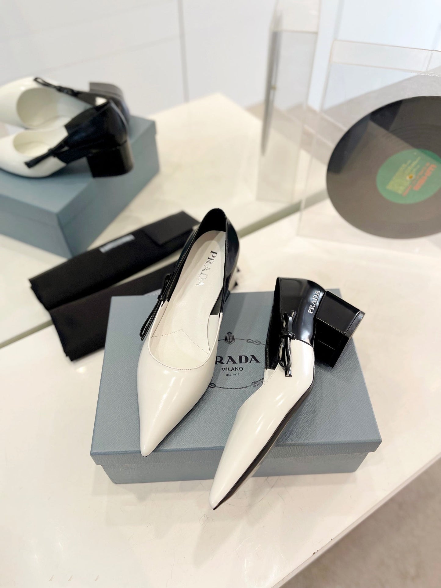 PRA MID - HEELS WHITE AND BLACK LAMBSKIN WITH BOW