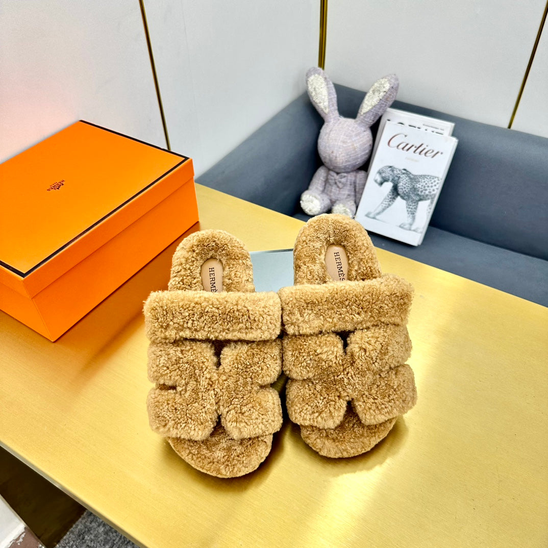 CHYPRE SANDAL IN TORTILLA BROWN SHEARLING