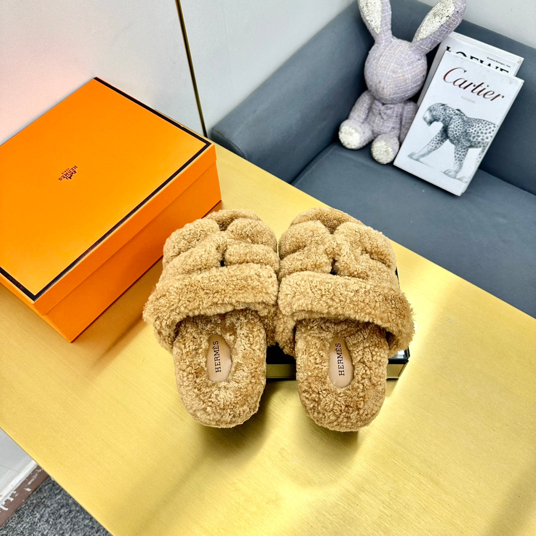 CHYPRE SANDAL IN TORTILLA BROWN SHEARLING