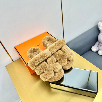 CHYPRE SANDAL IN TORTILLA BROWN SHEARLING