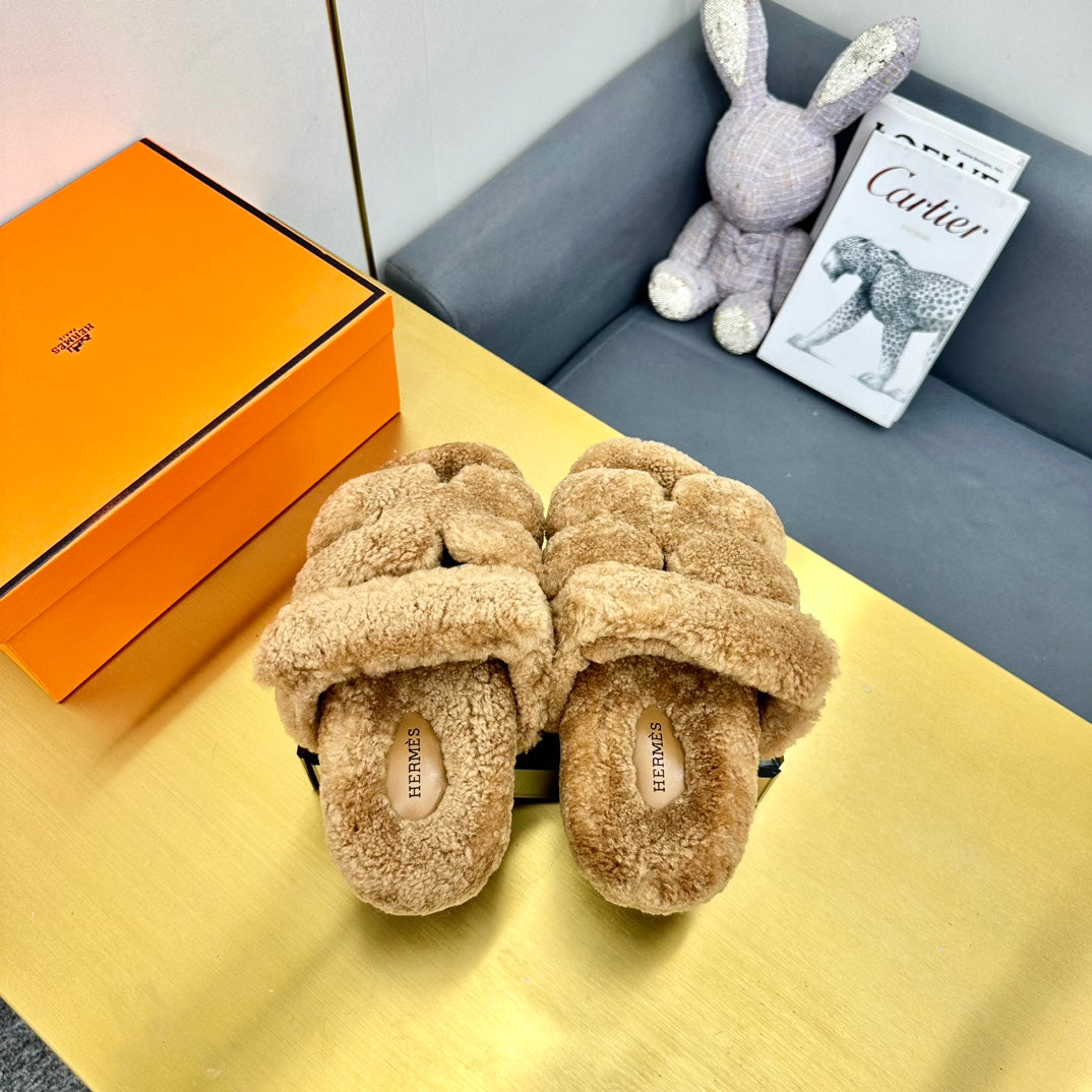 CHYPRE SANDAL IN PEANUT BROWN SHEARLING