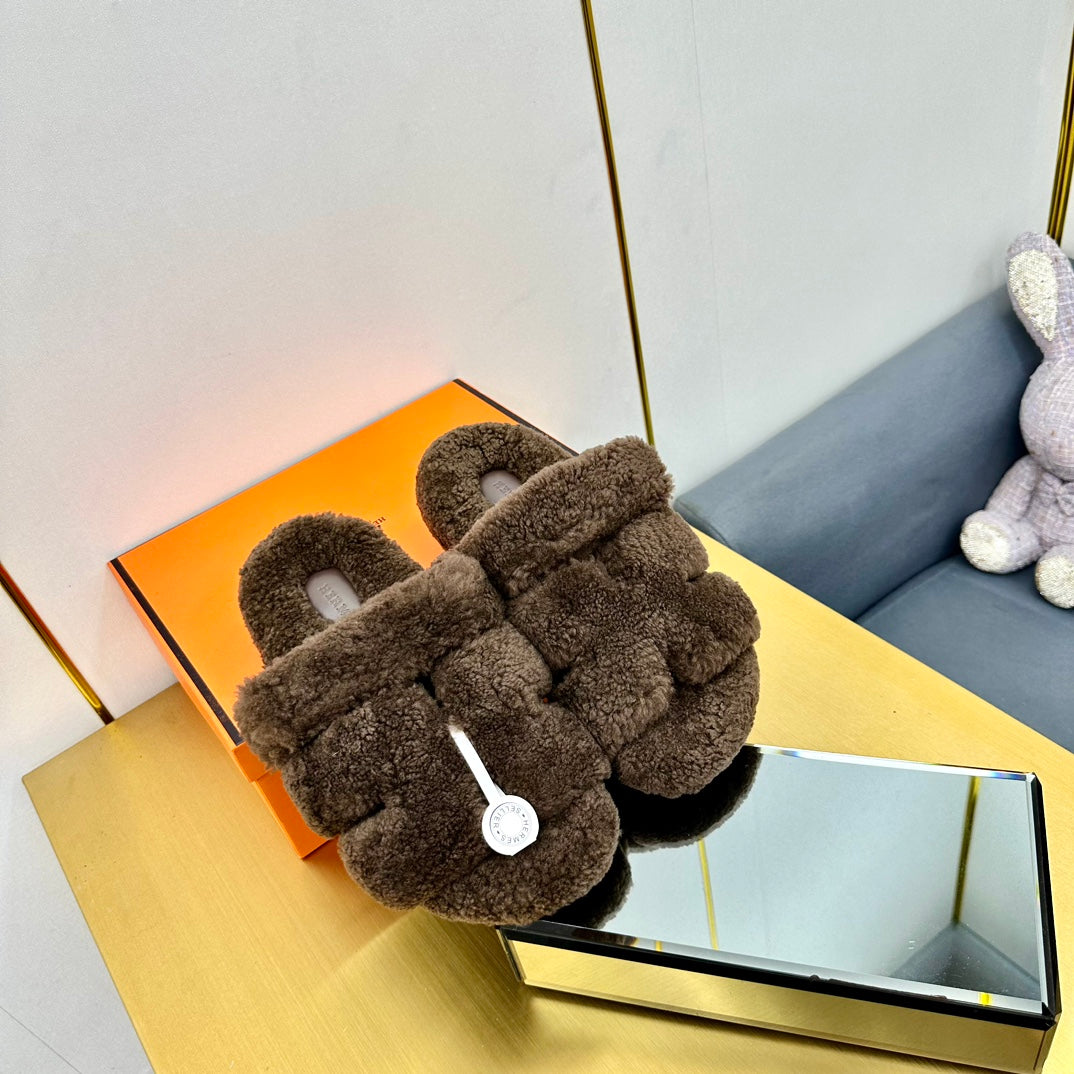 CHYPRE SANDAL IN WALNUT BROWN SHEARLING