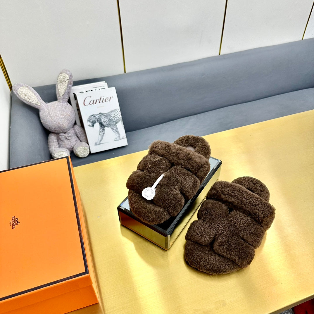 CHYPRE SANDAL IN WALNUT BROWN SHEARLING