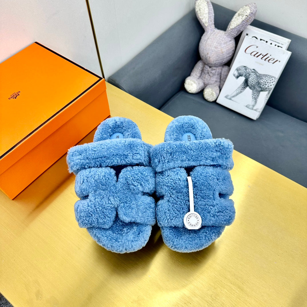 CHYPRE SANDAL IN OCEAN BLUE SHEARLING