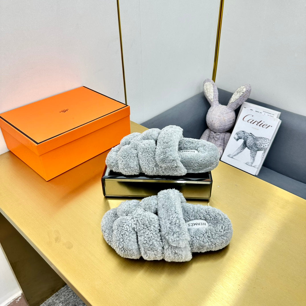 CHYPRE SANDAL IN CLOUD GRAY SHEARLING