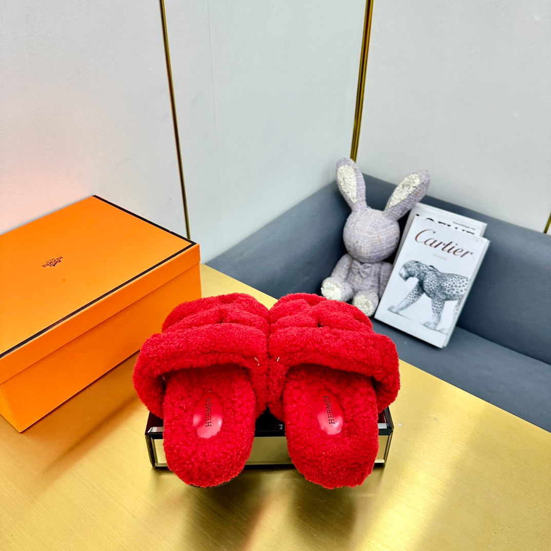 CHYPRE SANDAL IN CHERRY RED SHEARLING