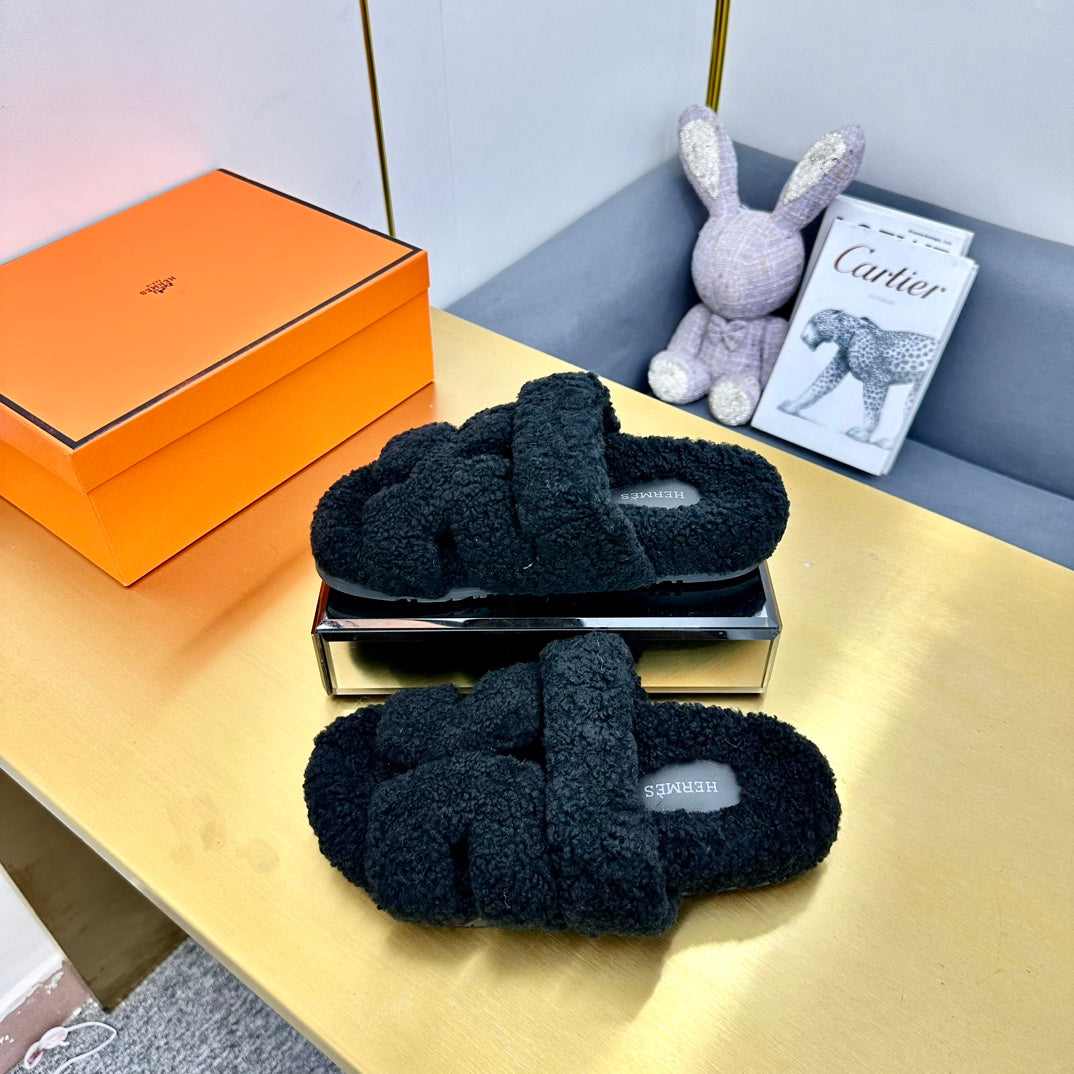 CHYPRE SANDAL IN BLACK SHEARLING