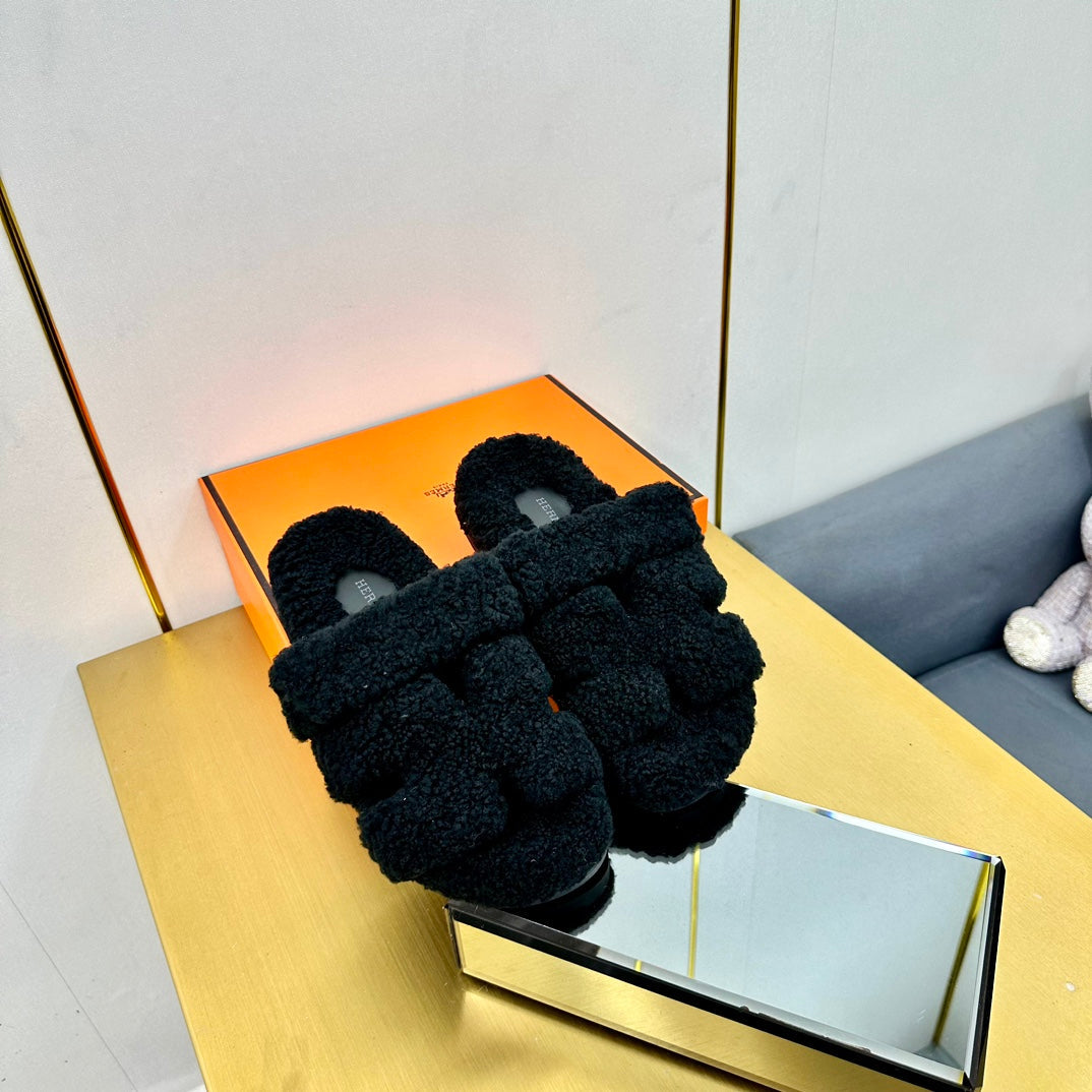 CHYPRE SANDAL IN BLACK SHEARLING