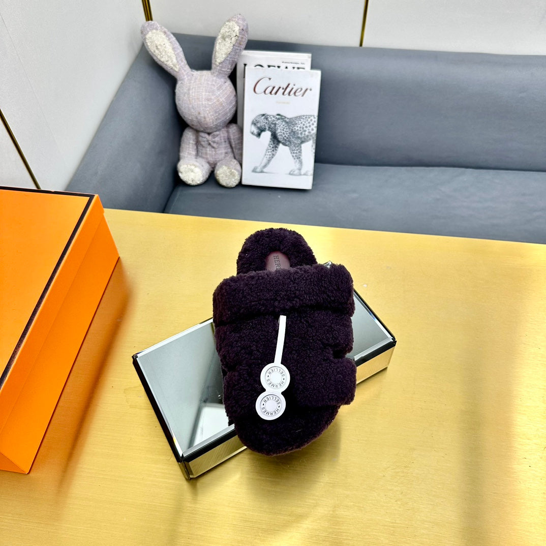 CHYPRE SANDAL IN EGGPLANT PURPLE SHEARLING