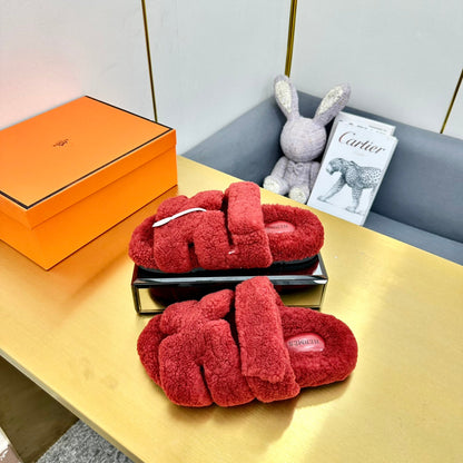 CHYPRE SANDAL IN SCARLET RED SHEARLING