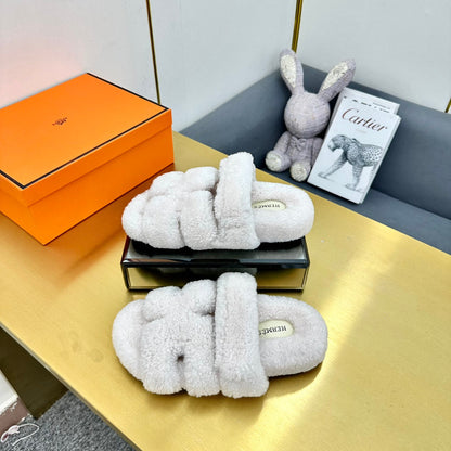 CHYPRE SANDAL IN WHITE SHEARLING