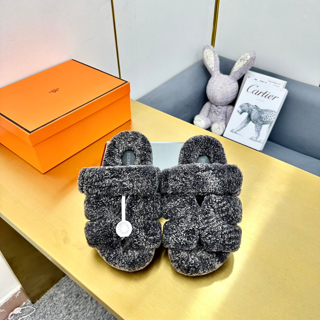 CHYPRE SANDAL IN DARK GRAY SHEARLING