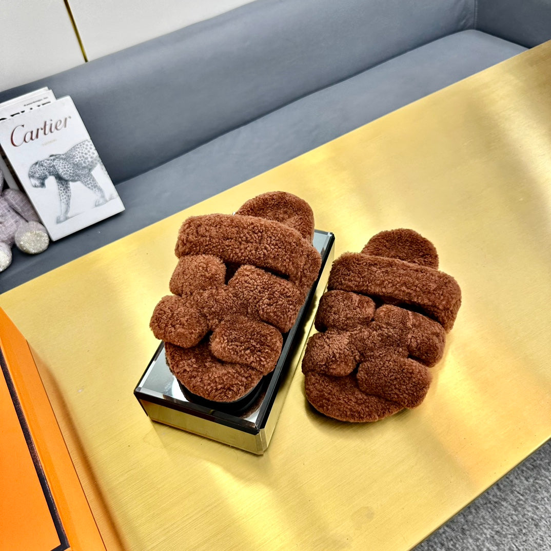 CHYPRE SANDAL IN UMBER BROWN SHEARLING