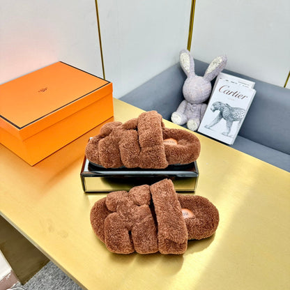 CHYPRE SANDAL IN UMBER BROWN SHEARLING