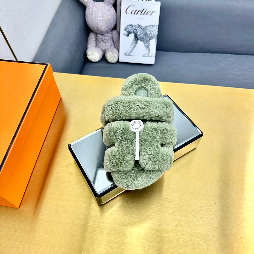 CHYPRE SANDAL IN JADE GREEN SHEARLING