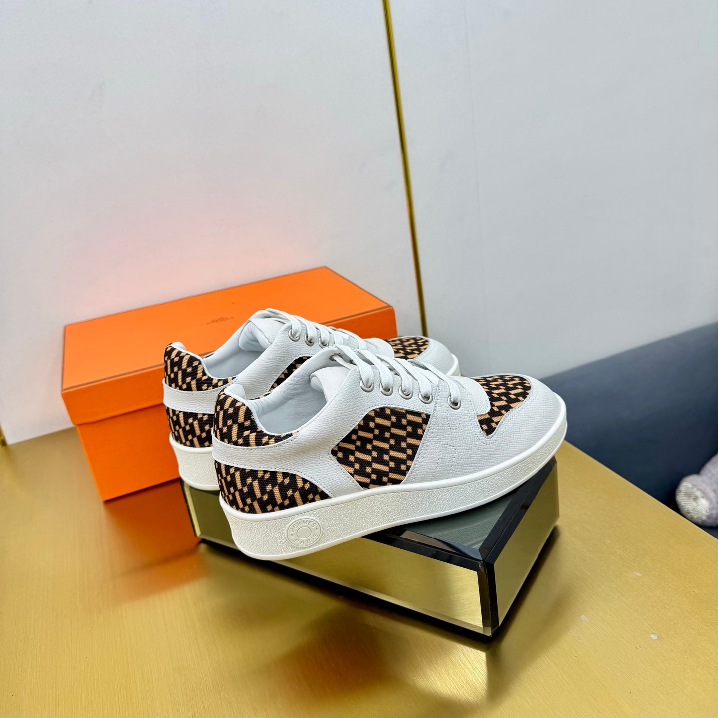 FREE SNEAKER IN WHITE CALFSKIN AND H EN BIAIS BROWN CANVAS