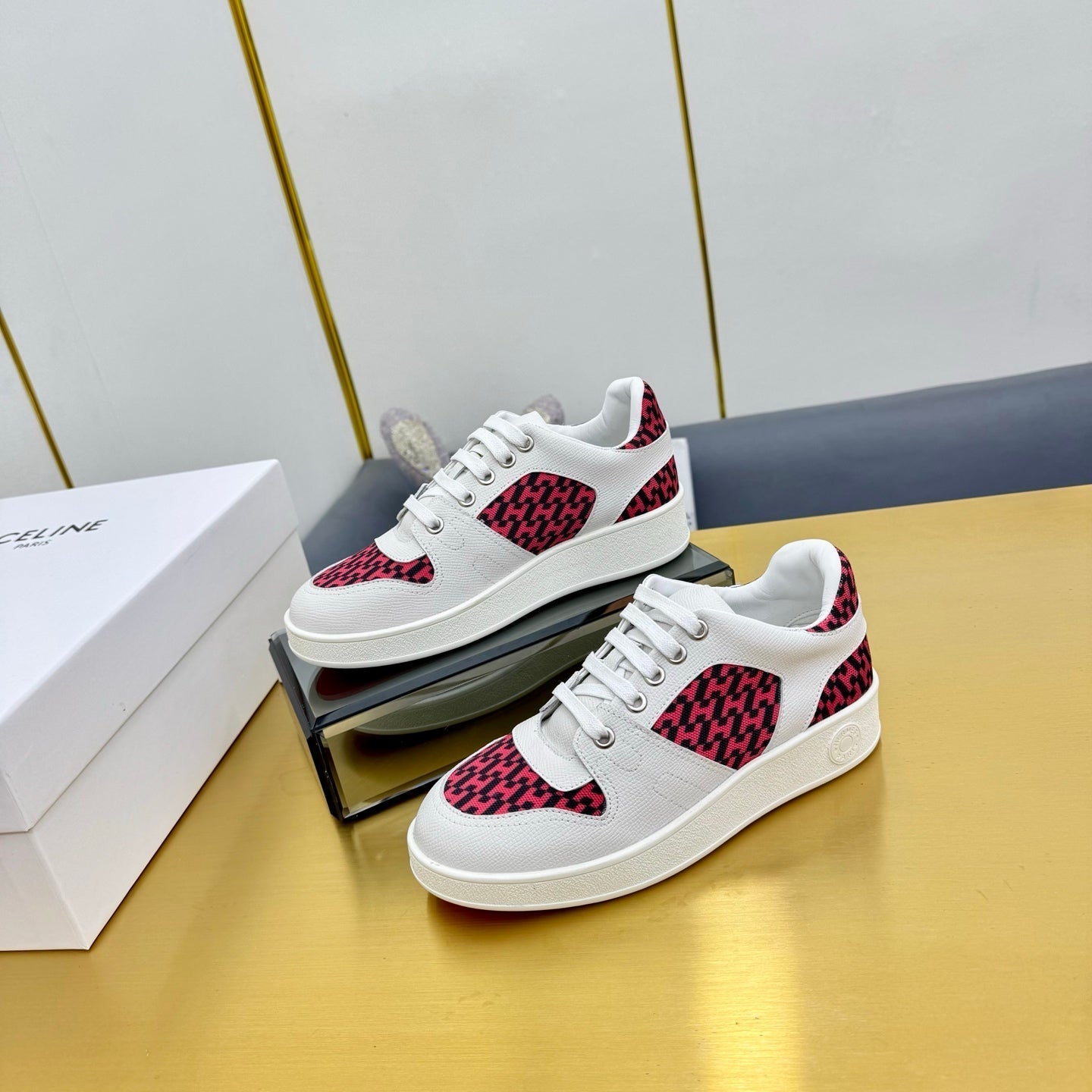 FREE SNEAKER IN WHITE CALFSKIN AND H EN BIAIS RED CANVAS.