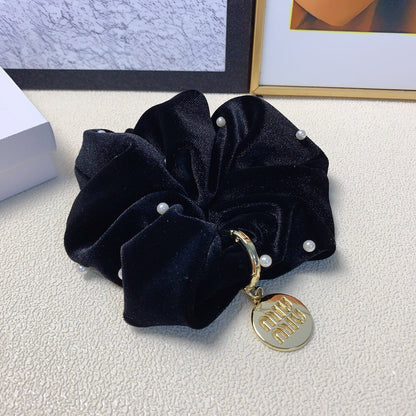 SCRUNCHIE EMBELLISHED PEARL IN BLACK VELVET GOLD TAG LOGO 136817