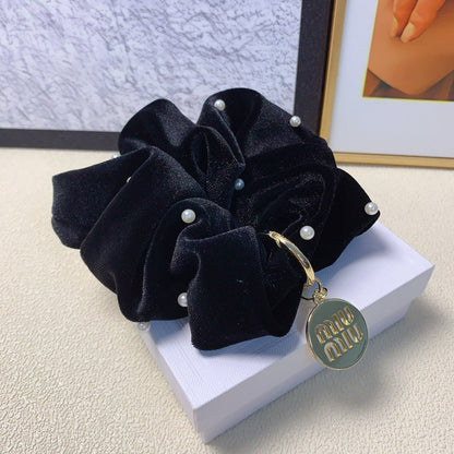SCRUNCHIE EMBELLISHED PEARL IN BLACK VELVET GOLD TAG LOGO 136817