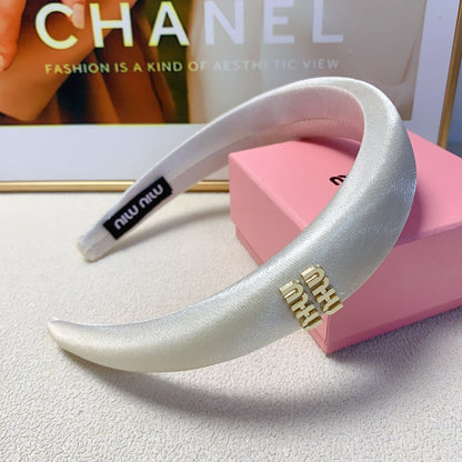 THICK HEADBAND IN WHITE SILK GOLD LOGO 241200
