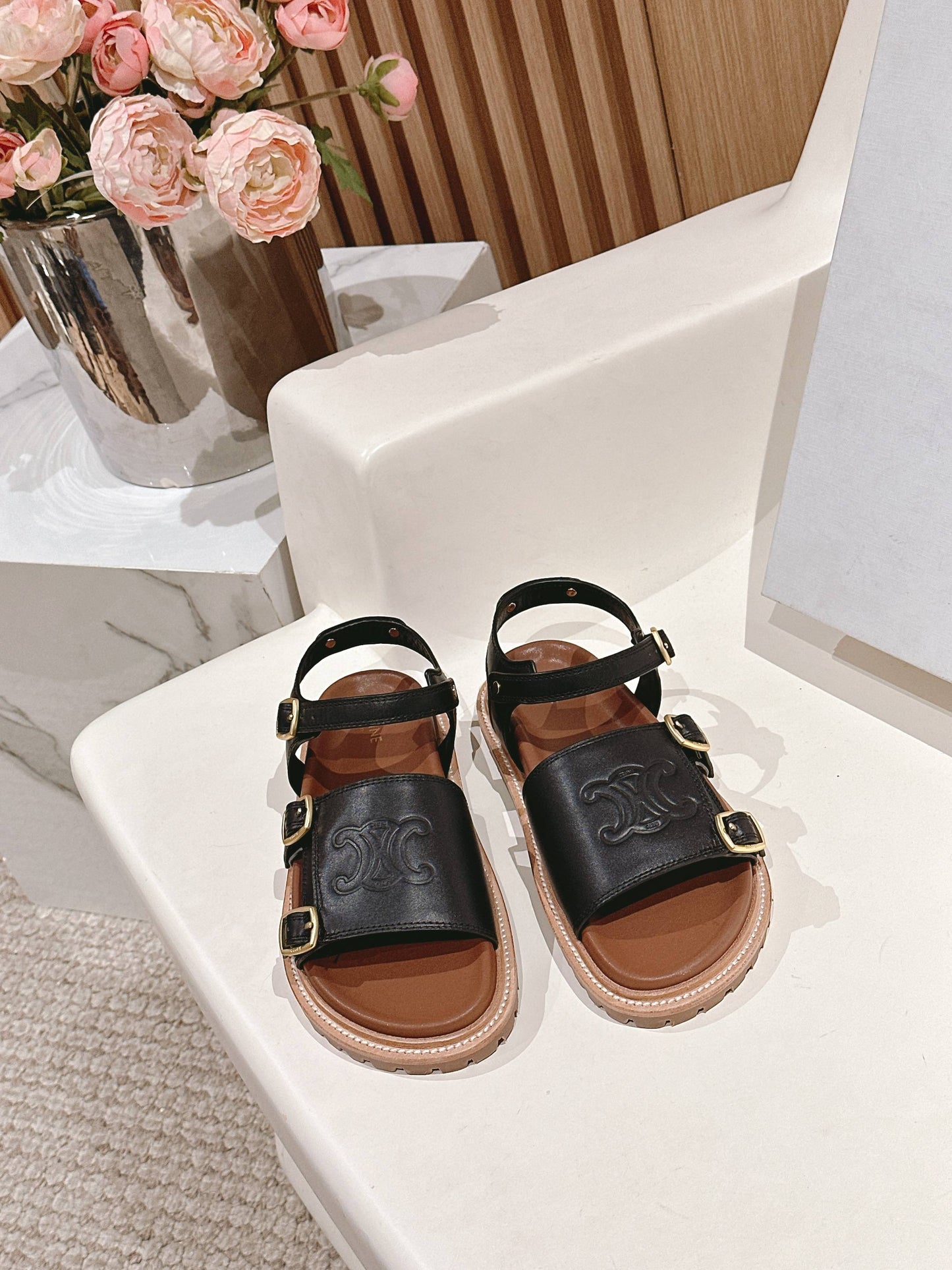 FLAT SANDALS IN BLACK TRIOMPHE EMBOSSED SMOOTH CALFSKIN