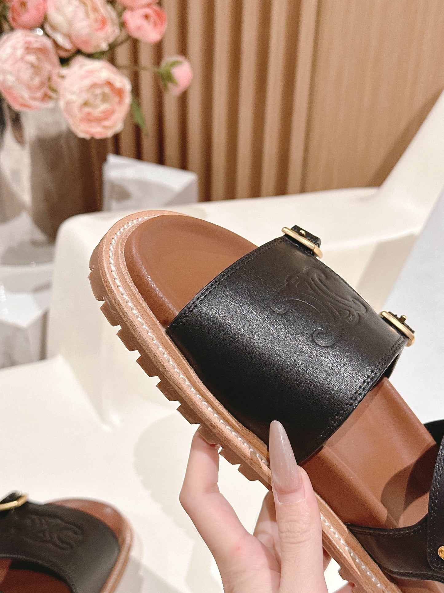 FLAT SANDALS IN BLACK TRIOMPHE EMBOSSED SMOOTH CALFSKIN