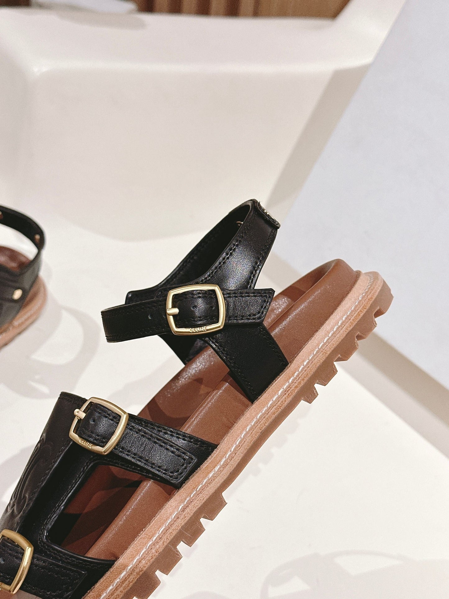 FLAT SANDALS IN BLACK TRIOMPHE EMBOSSED SMOOTH CALFSKIN