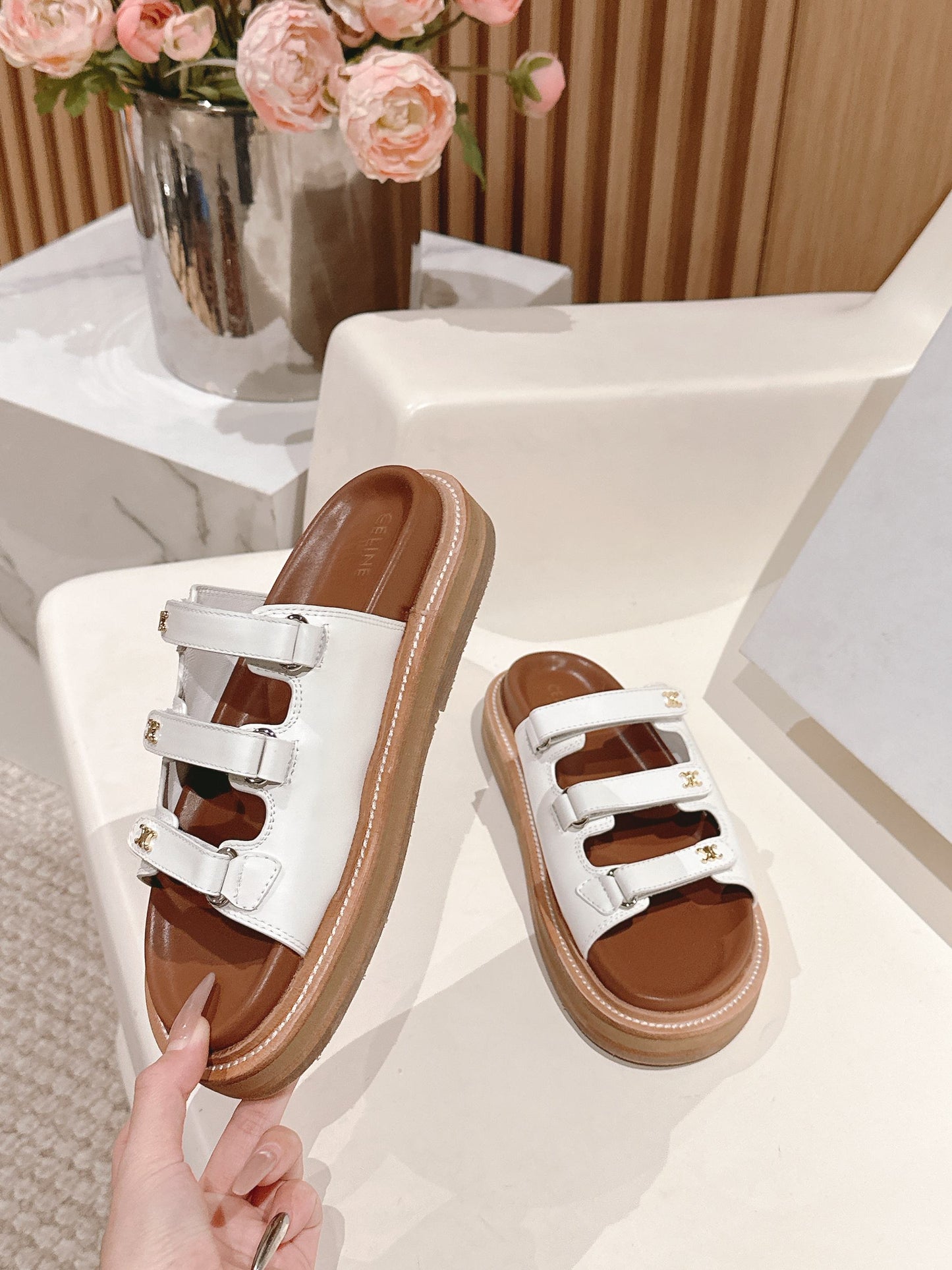 TRIOMPHE SANDALS IN WHITE CALFSKIN