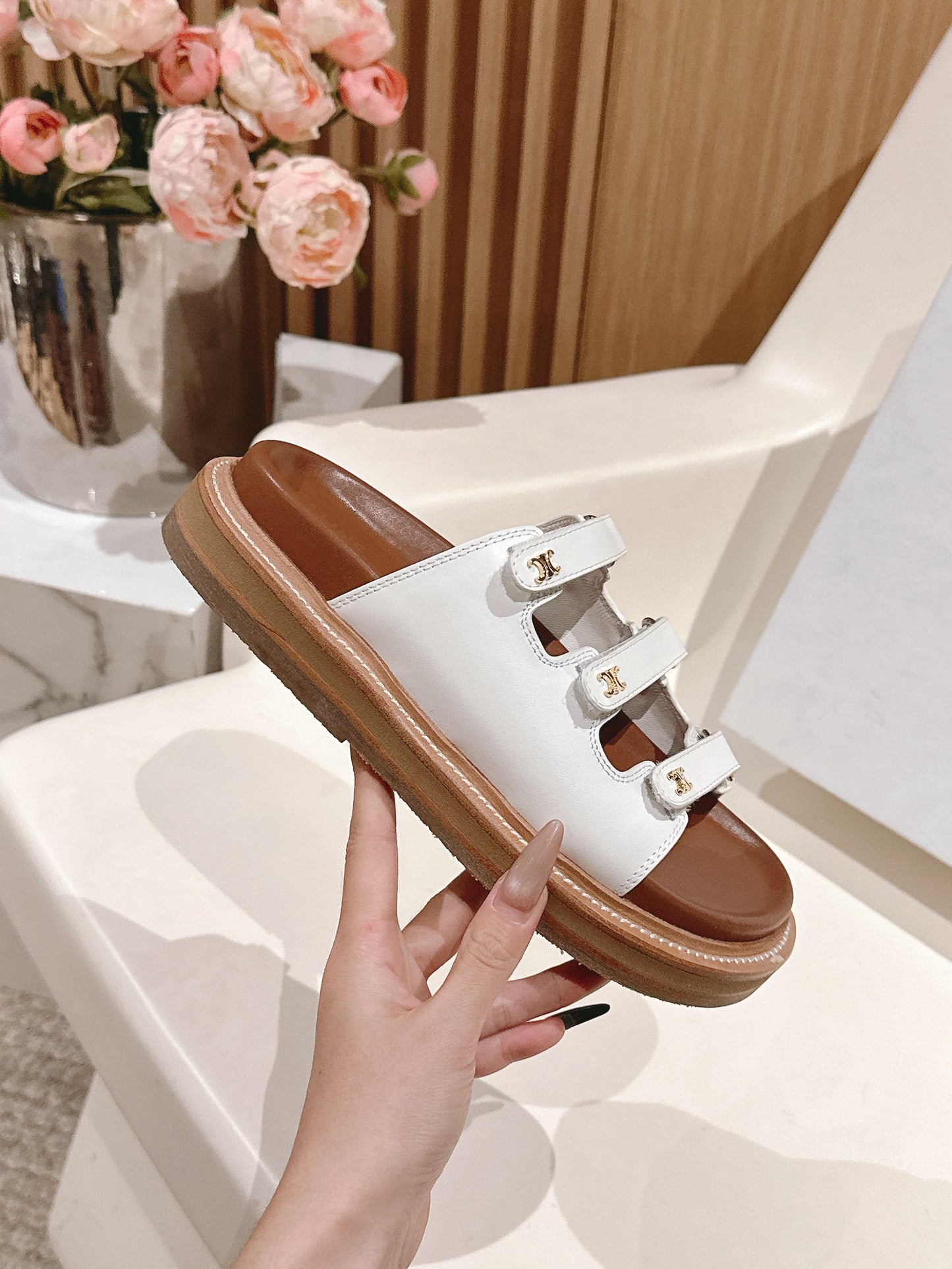 TRIOMPHE SANDALS IN WHITE CALFSKIN