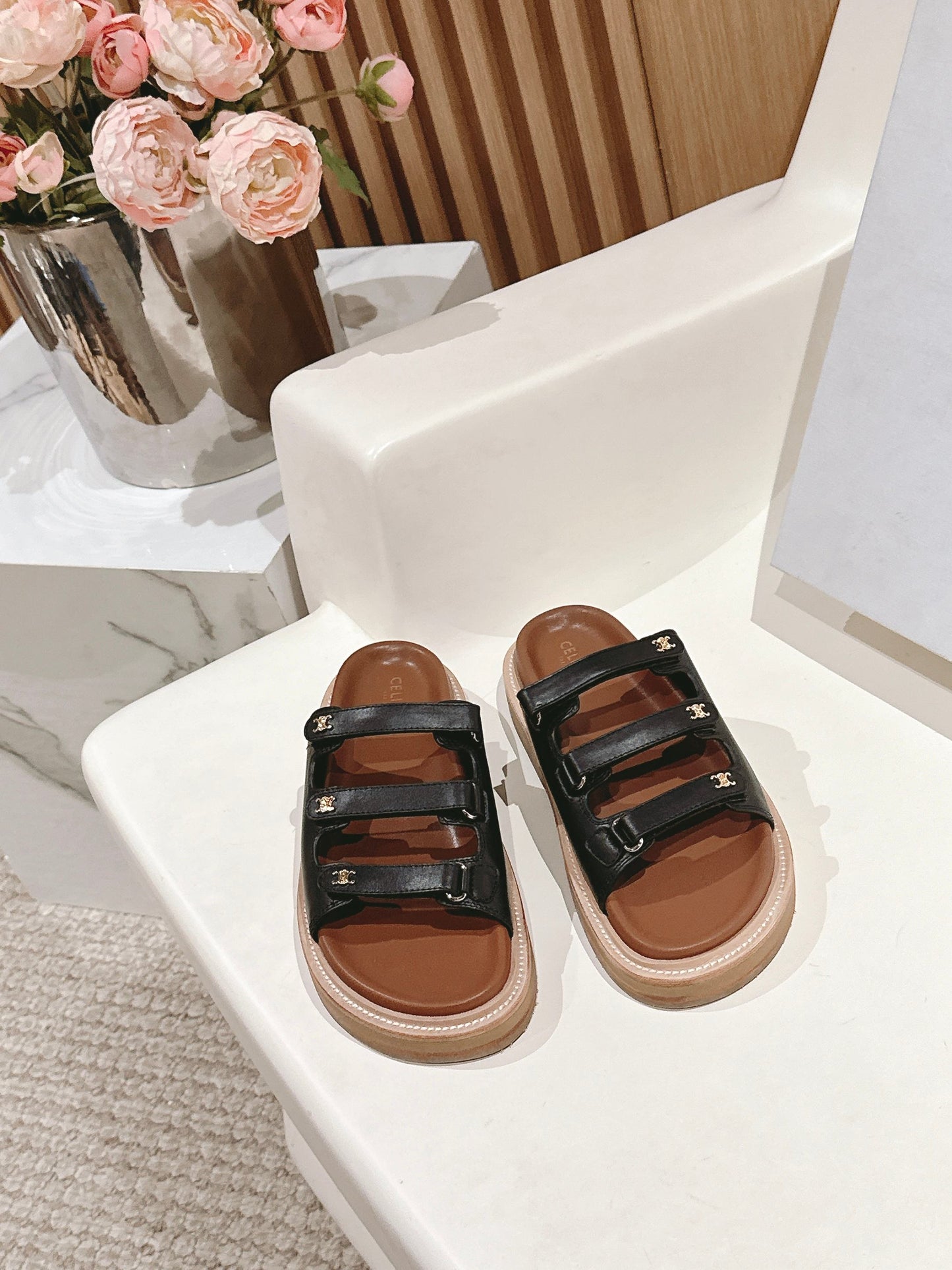 TRIOMPHE SANDALS IN BLACK CALFSKIN