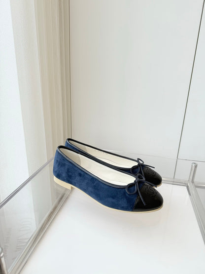 BALLET FLAT IN BLACK CALFSKIN AND NAVY BLUE SUEDE