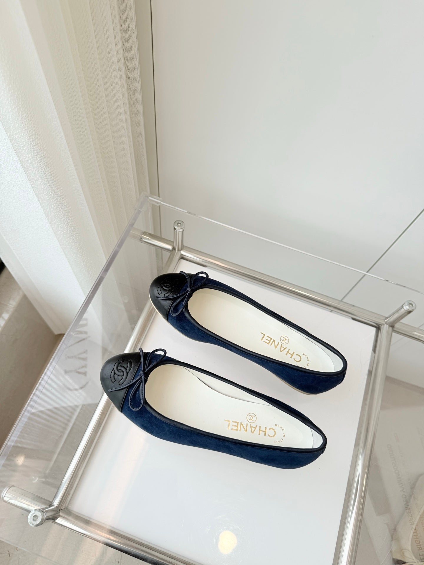 BALLET FLAT IN BLACK CALFSKIN AND NAVY BLUE SUEDE