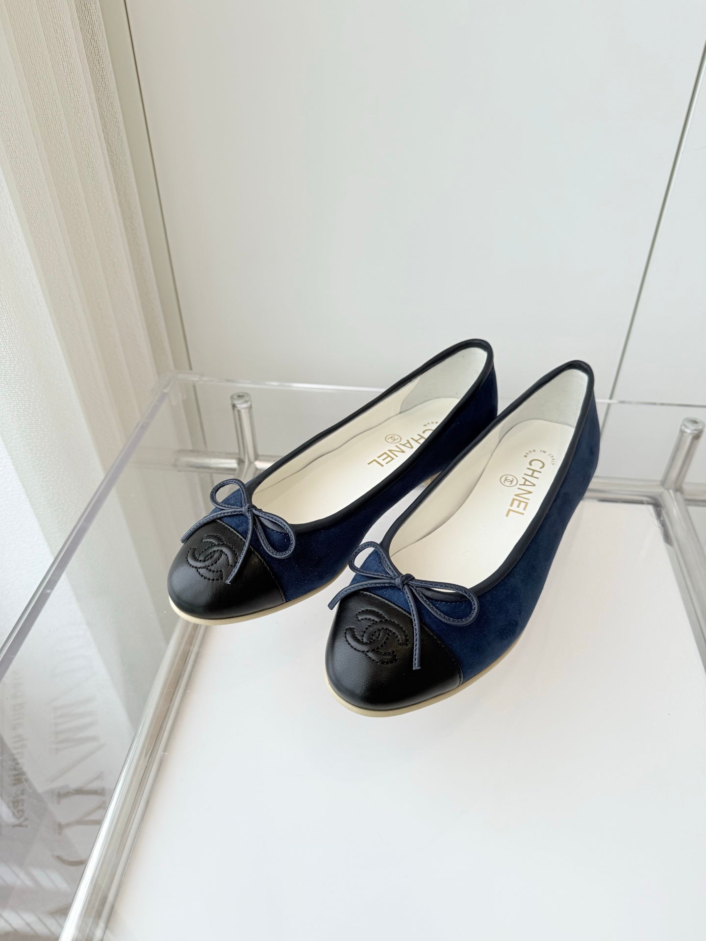 BALLET FLAT IN BLACK CALFSKIN AND NAVY BLUE SUEDE