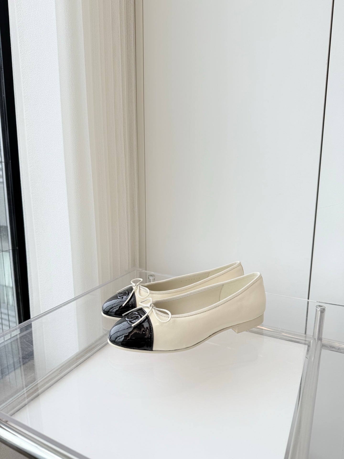 BALLET FLAT IN WHITE MIX BLACK CALFSKIN