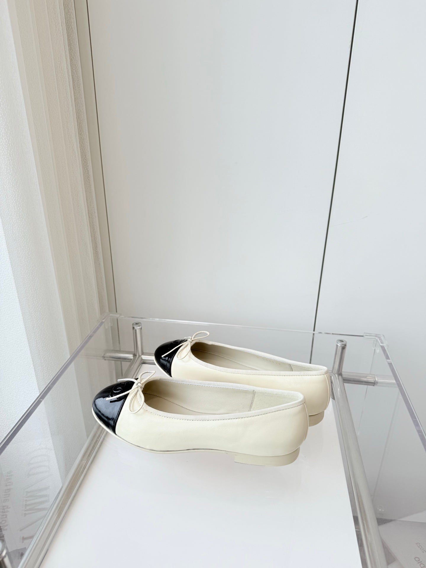 BALLET FLAT IN WHITE MIX BLACK CALFSKIN