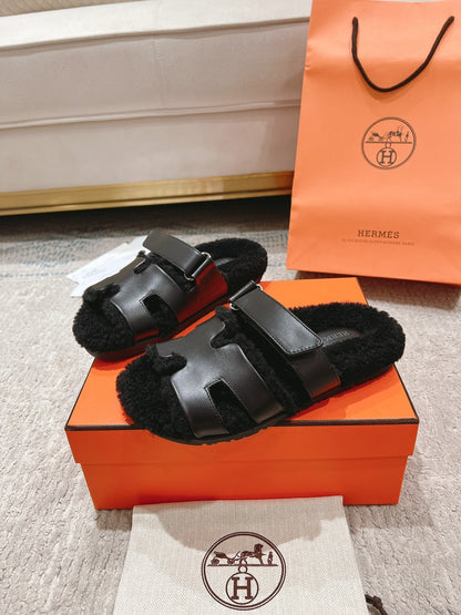 CHYPRE SANDAL IN BLACK SHEARLING AND CALFSKIN