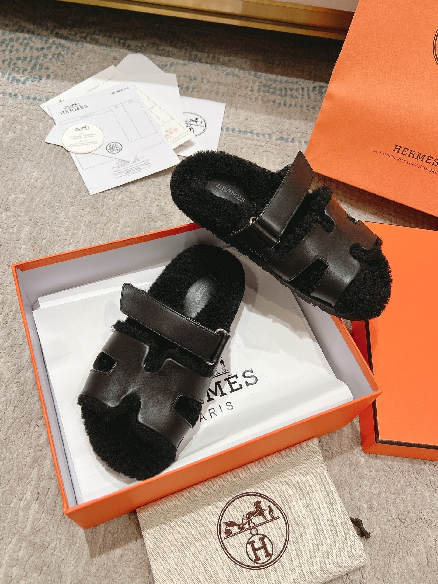 CHYPRE SANDAL IN BLACK SHEARLING AND CALFSKIN
