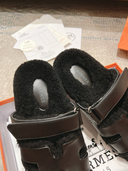 CHYPRE SANDAL IN BLACK SHEARLING AND CALFSKIN